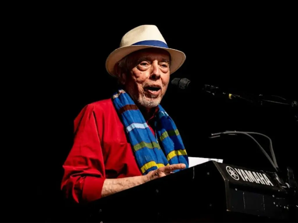 Morre aos 83 anos, o pianista Sergio Mendes, difusor da bossa nova e do samba no mundo