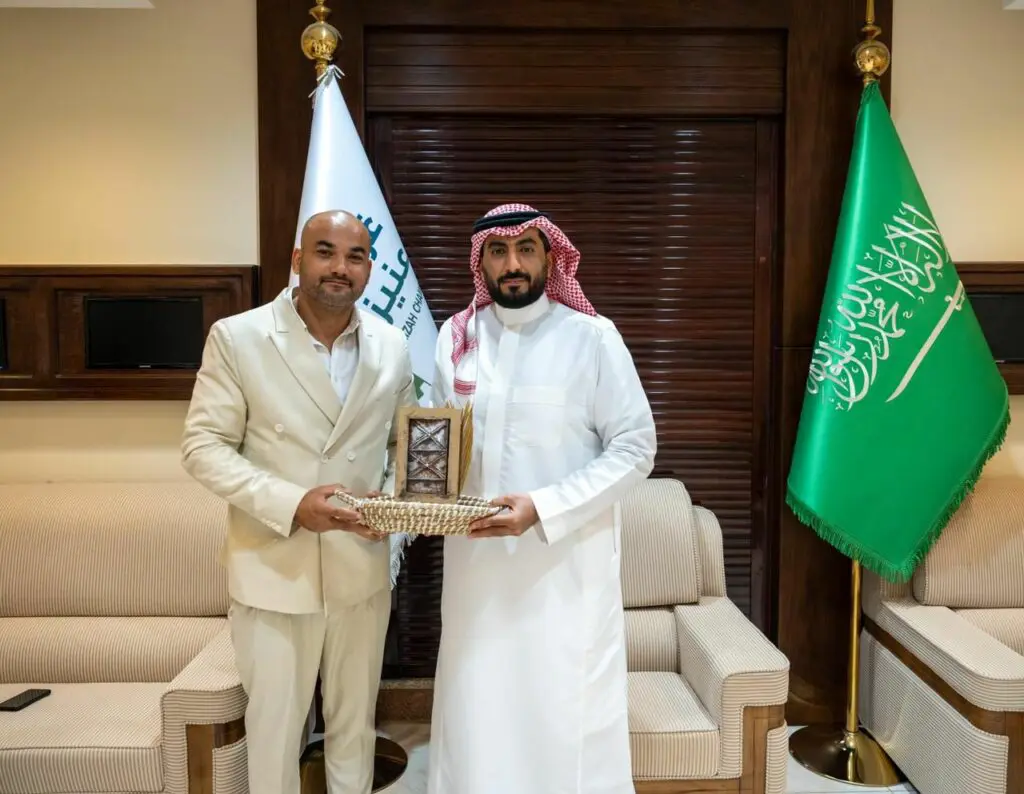 Márcio Serafim recebe prêmio e destaca experiência na Arábia Saudita