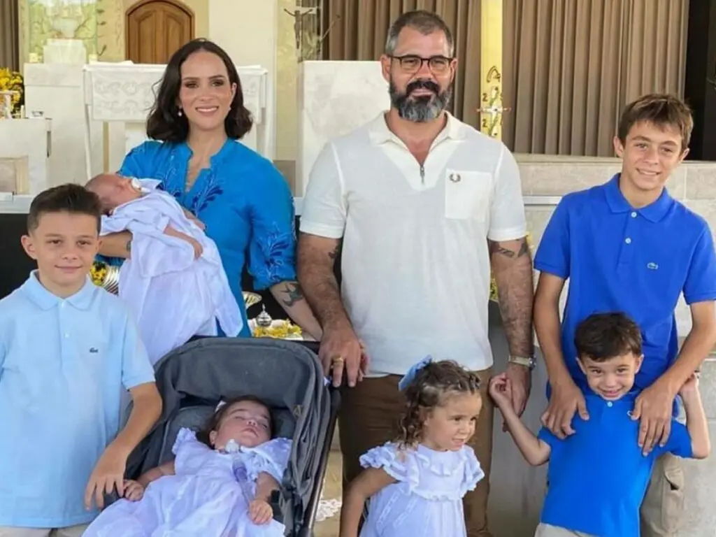 Juliano Cazarré revela como funciona a rotina com os seis filhos: “Barra pesada”