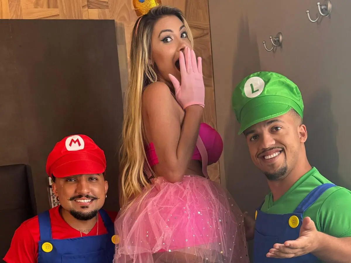 Andressa Urach com os anões Pistolinha e Big