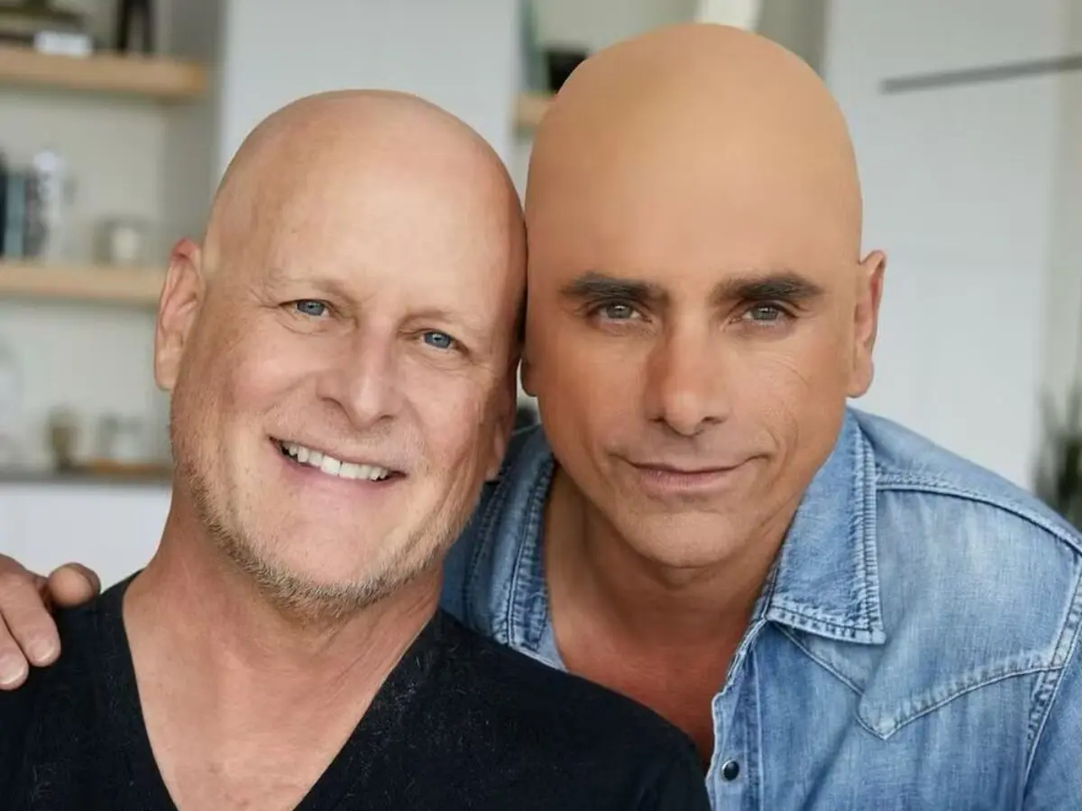 John Stamos se pronuncia após ser detonado por usar ‘falsa careca’ para apoiar Dave Coulier