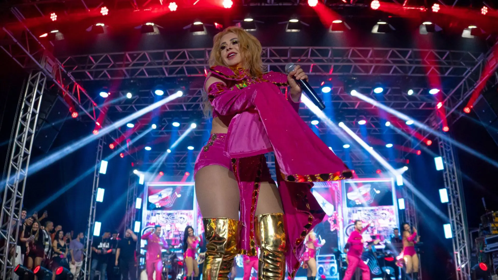 Joelma faz competição de dança entre os fãs durante show e premia com R$ 500