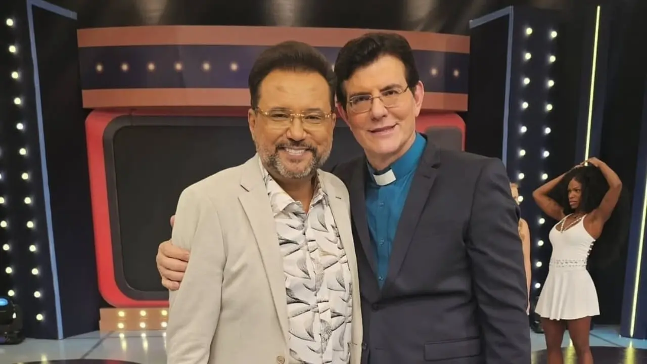 Padre Reginaldo Manzotti canta e encanta no Geral do Povo