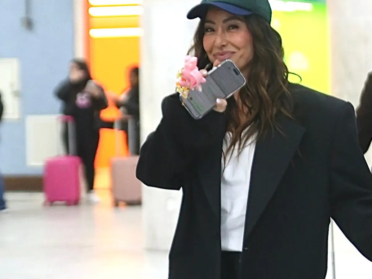 Após momento delicado, Sabrina Sato é flagrada em aeroporto no Rio