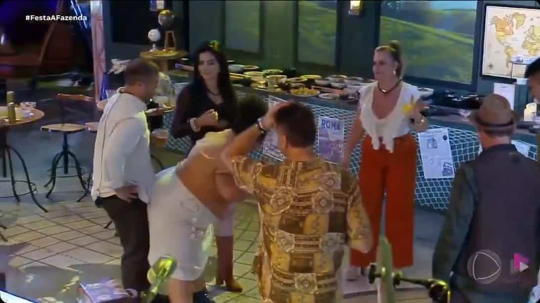 Flora ‘sarra’ e tenta beijar Sidney a força, Vanessa fica furiosa em A Fazenda 16