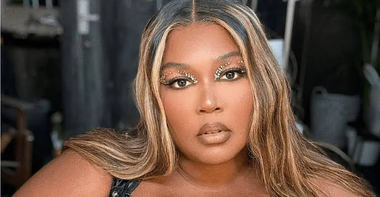 Lizzo adquire mansão que foi de astro da Marvel por R$ 72 milhões