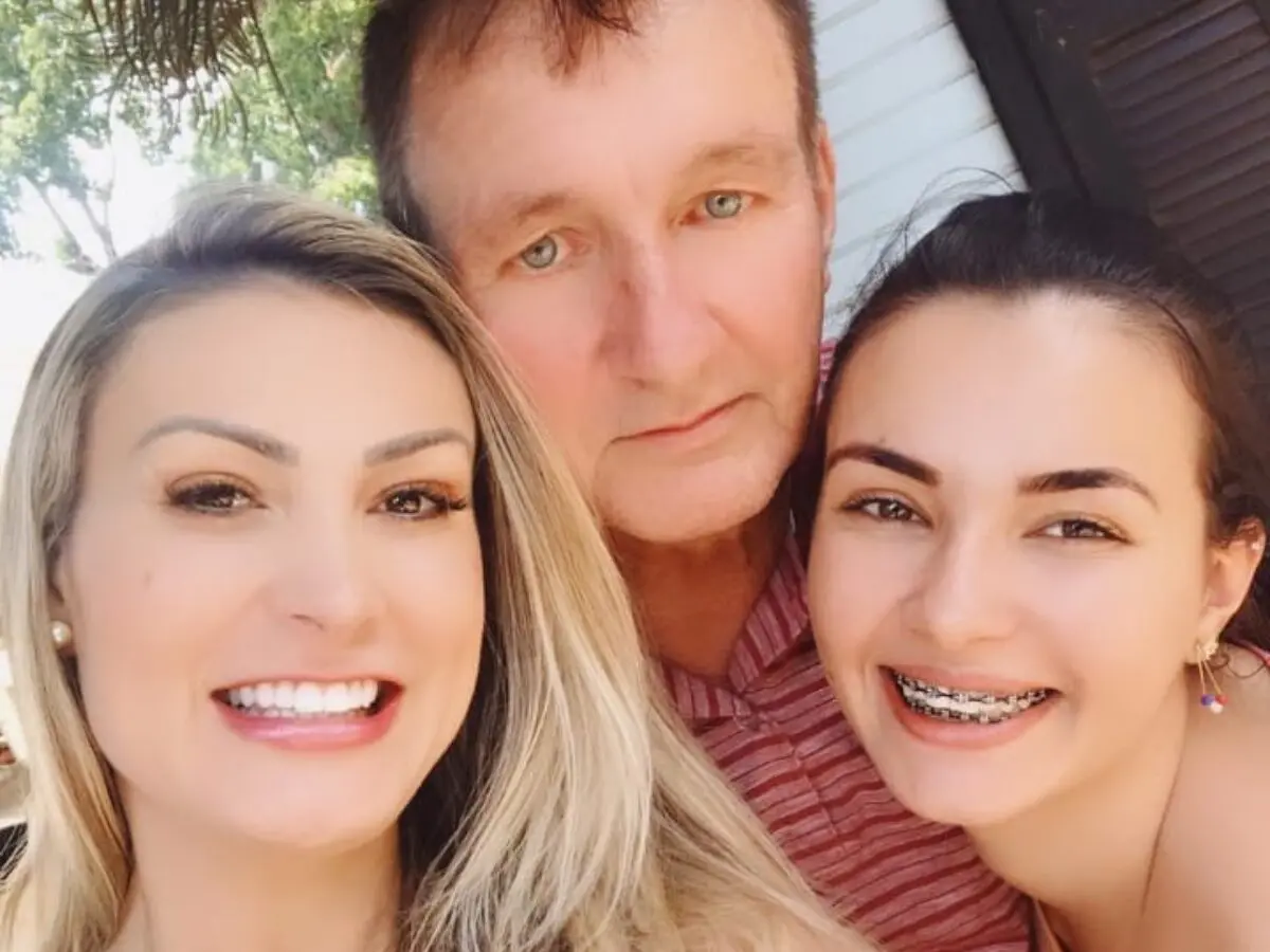 Andressa Urach com o pai, Carlos, e a irmã, Pâmela