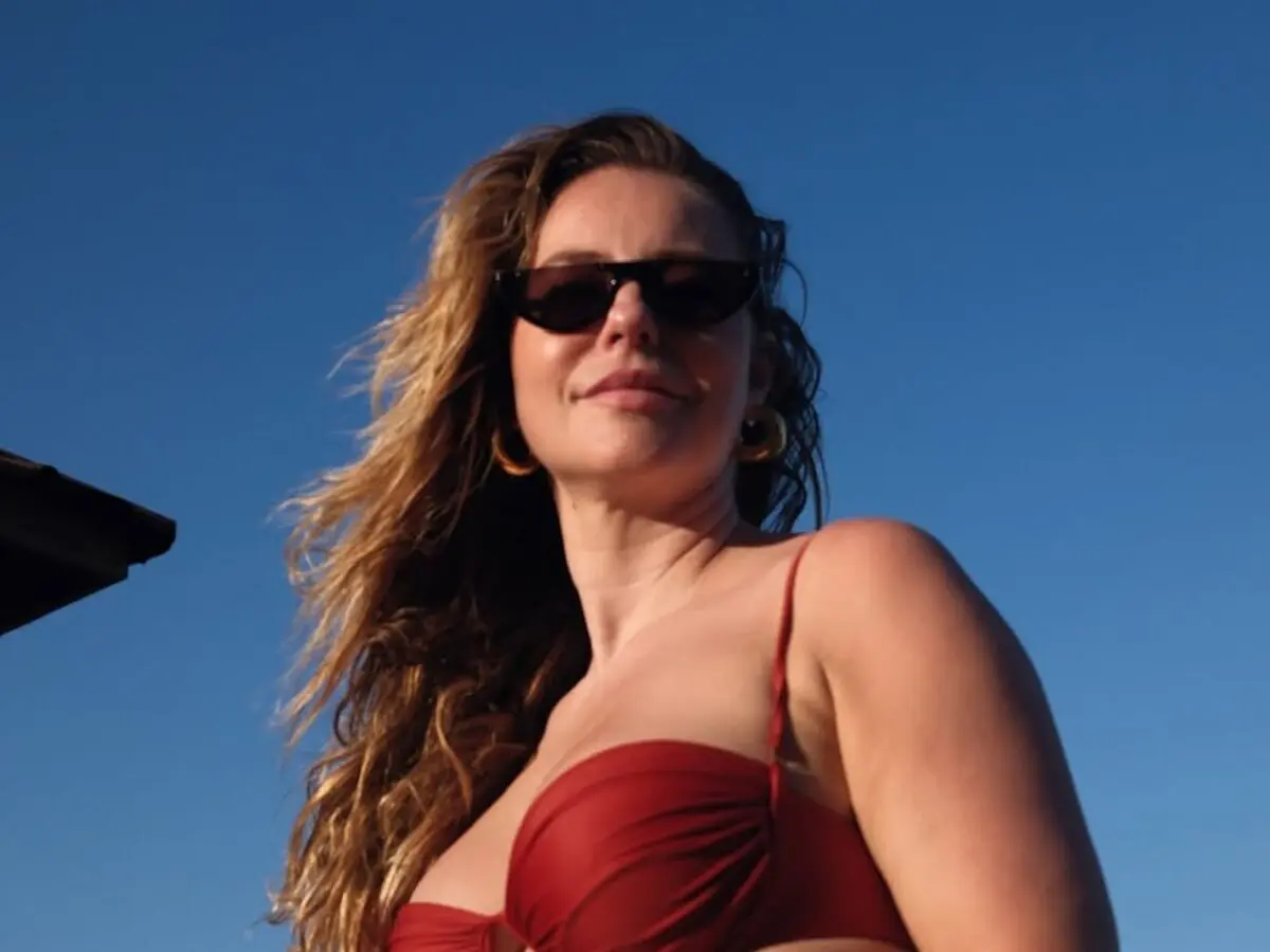 Clima de verão! Paolla Oliveira surge radiante com biquíni vermelho e coloca bumbum para jogo em dia de praia