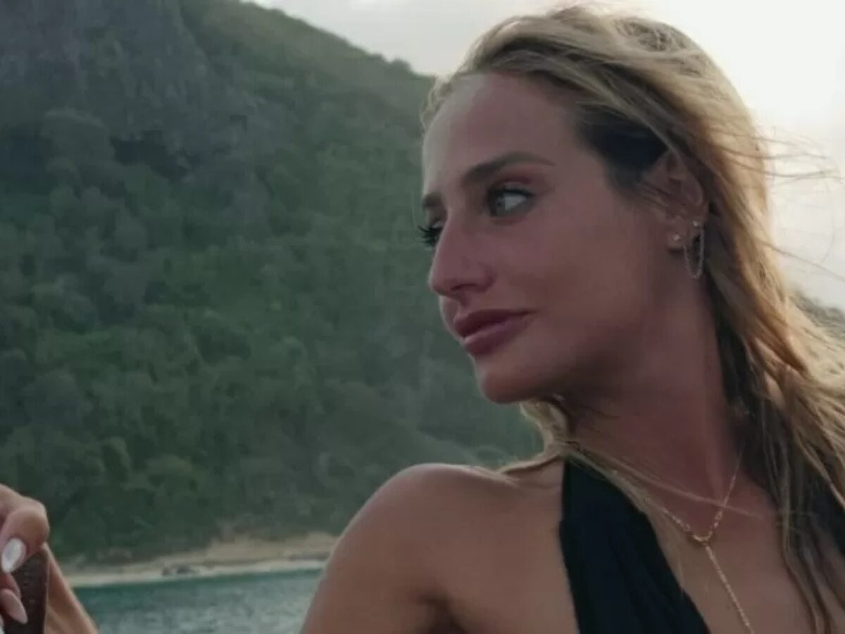 Bruna Griphao posa com maiô cavadíssimo em passeio por Fernando de Noronha