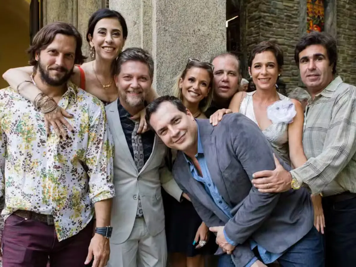 Elenco de 'Tapas & Beijos' celebra vitória histórica de Fernanda Torres após citação no Globo de Ouro