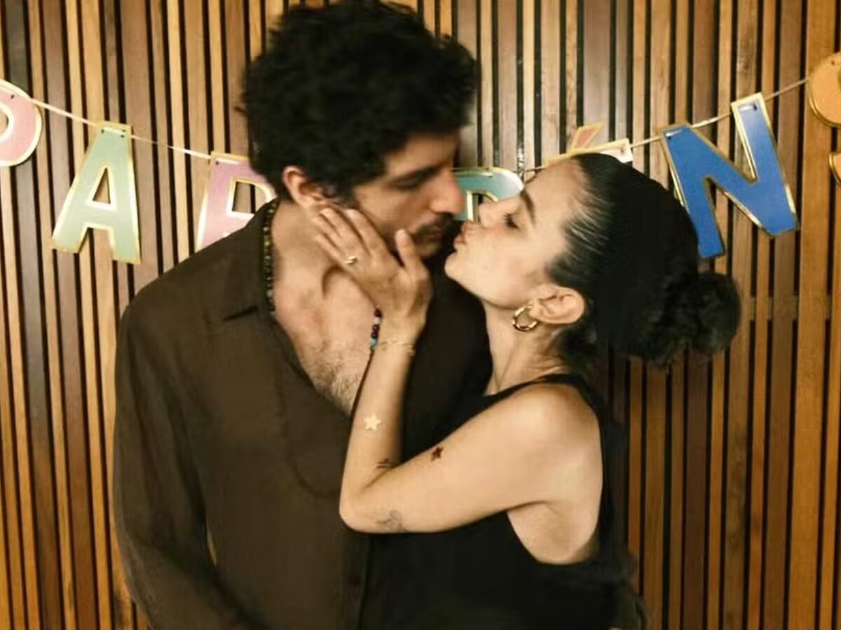 Grávida, Manu Gavassi exibe barriguinha em foto com a mãe