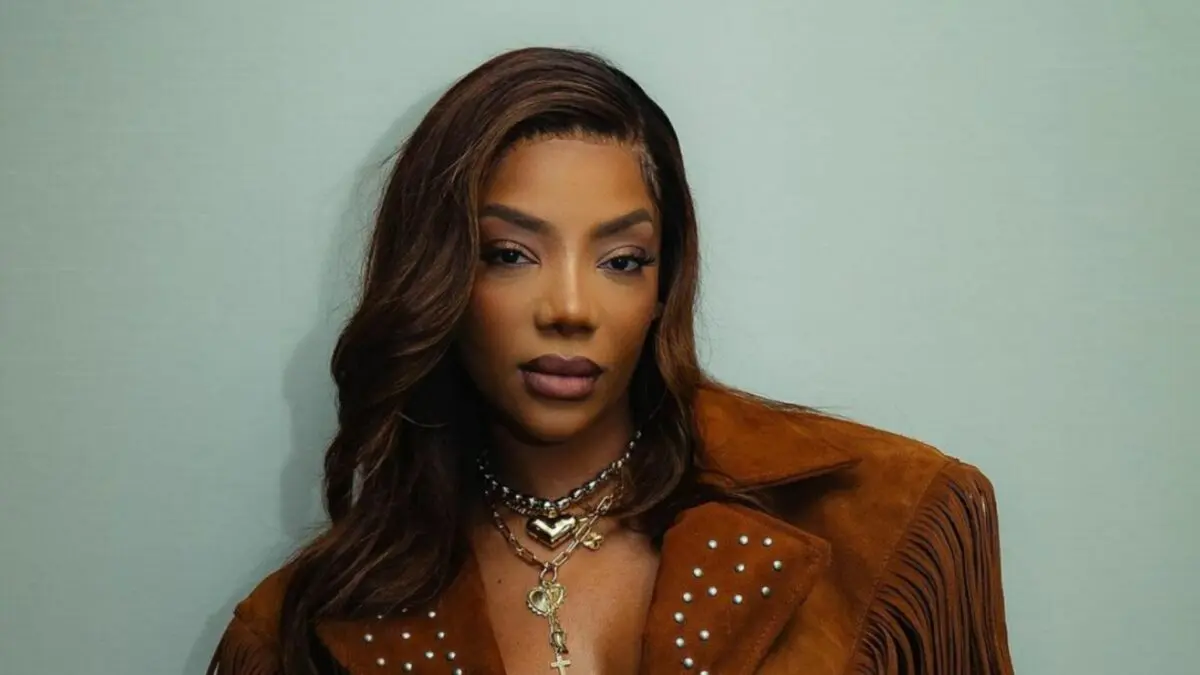 Ludmilla ajuda família que teve kombi atingida por tiroteio e paga conserto