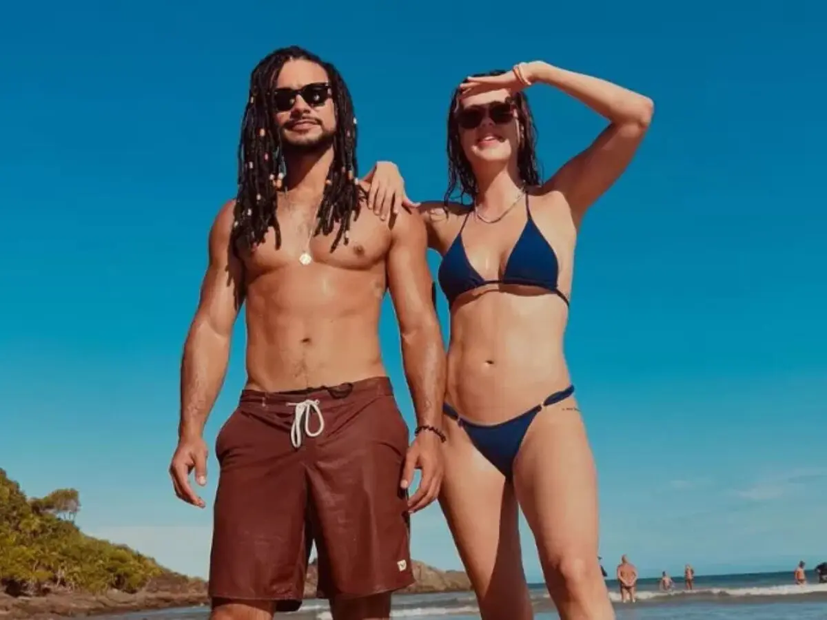 Sarados! Sérgio Malheiros publica álbum na praia ao lado de Sophia Abrahão