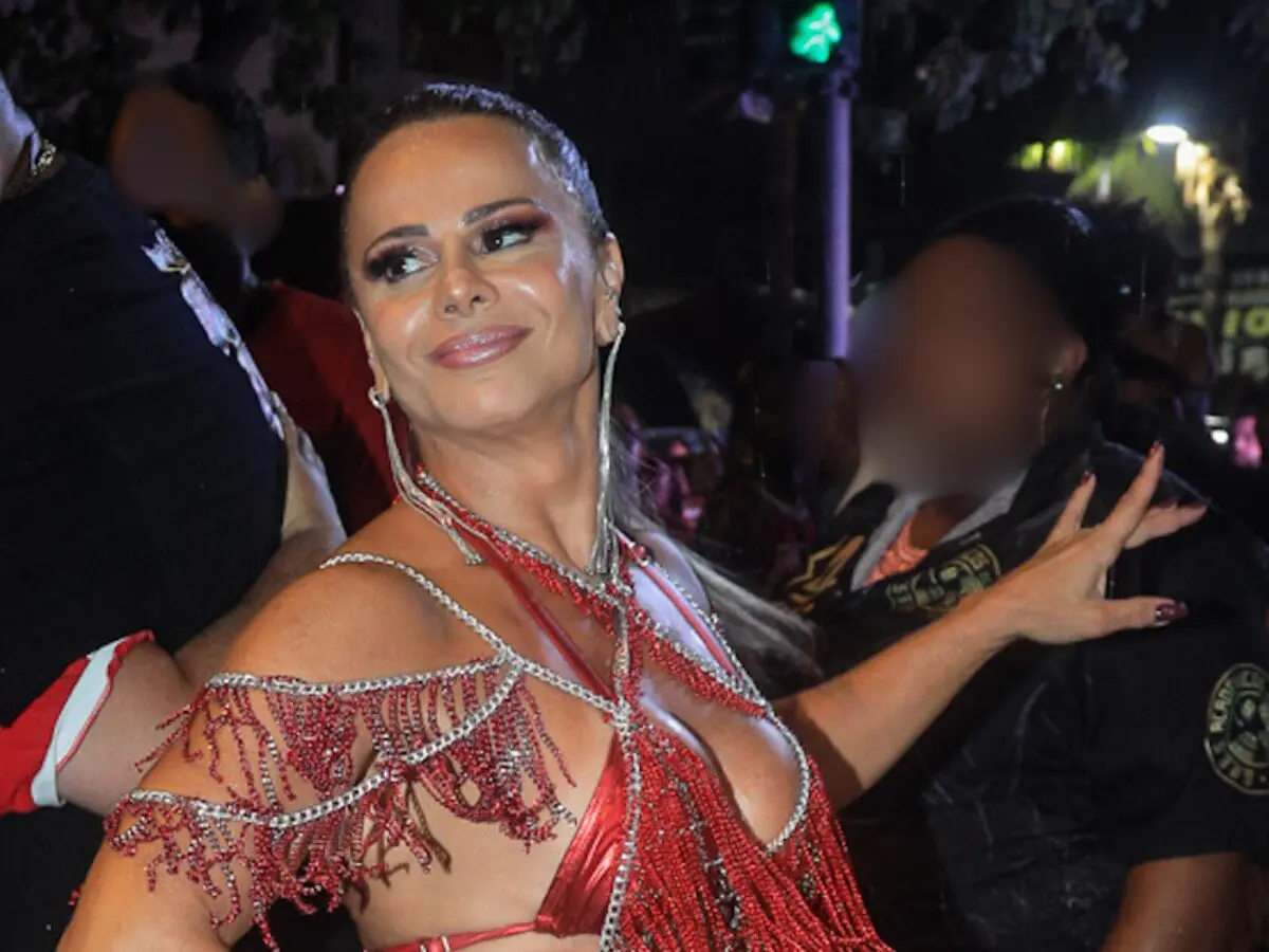 Viviane Araújo exibe bumbum redondinho em ensaio do Salgueiro