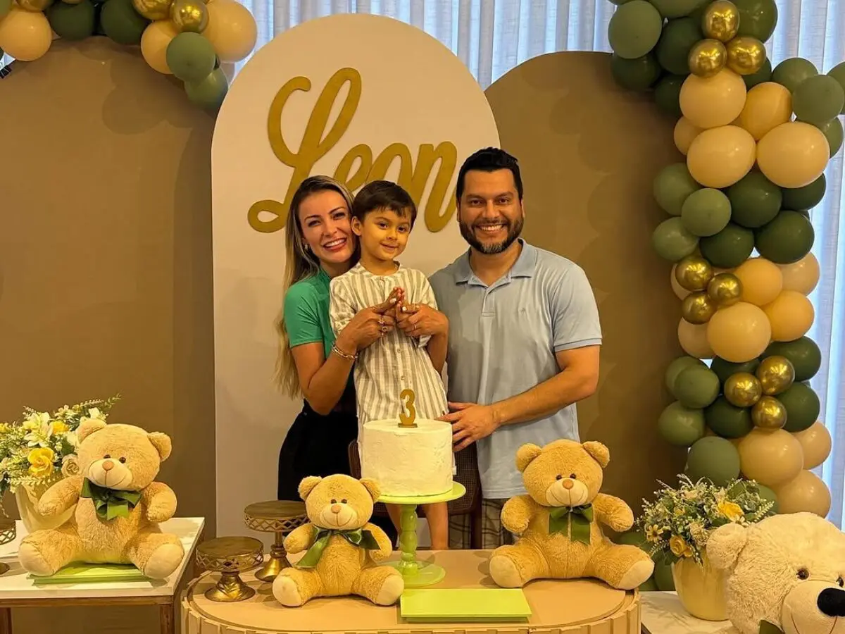 Andressa Urach e o ex-marido, Thiago Lopes, com o filho, Leon