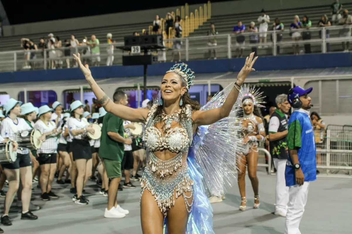 Carnaval: Josi Aoas surge em ensaio com look inspirado na Deusa do Mar e repleto de conchas