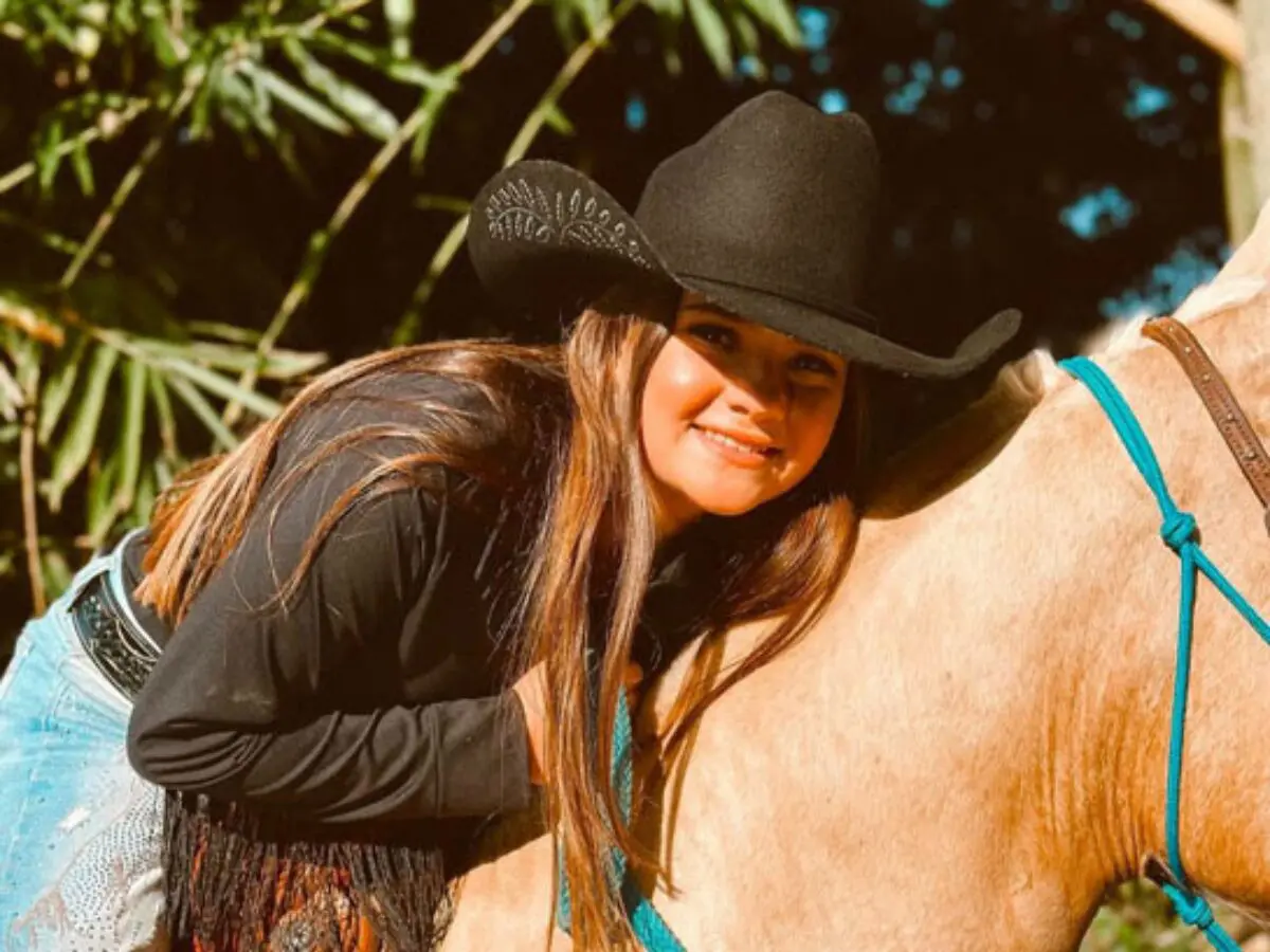 Nathalia Serena, jovem cantora e compositora com voz potente traz as raízes da roça