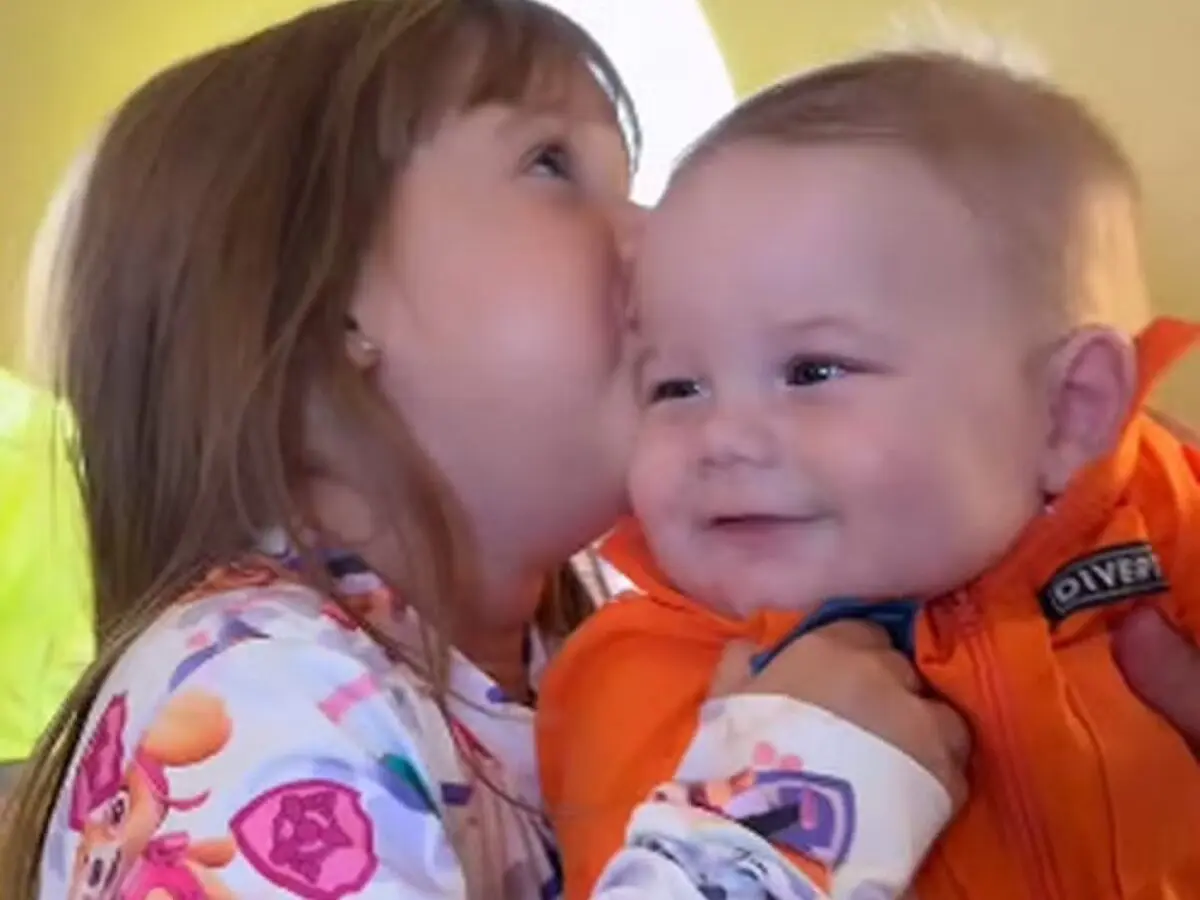 Virginia Fonseca flagra momento fofo entre os filhos durante voo ao RJ 'É muito amor'