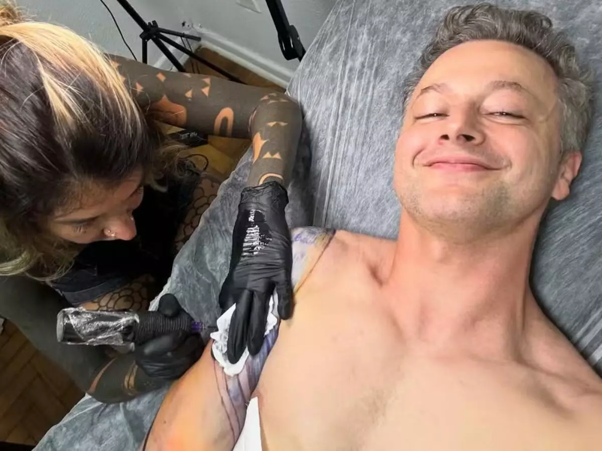 Indireta para Sandy? Lucas Lima faz nova tatuagem