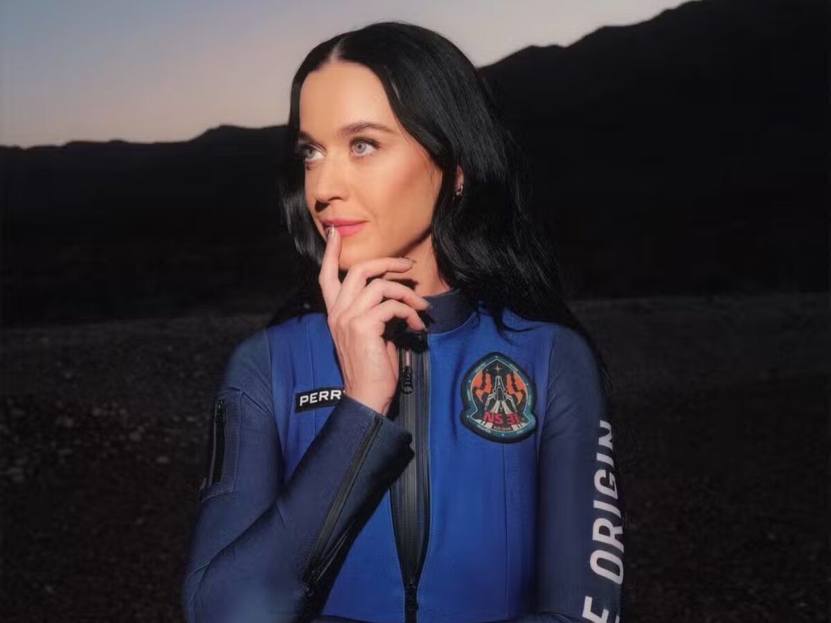 Katy Perry faz viagem de 11 minutos pelo espaço