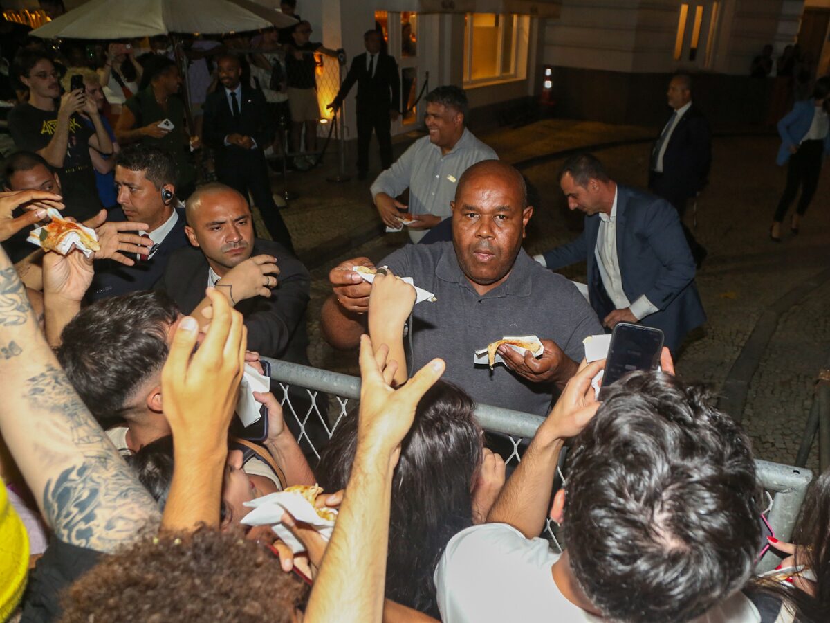 Lady Gaga surpreende e manda distribuir pizza para fãs na porta do Copacabana Palace