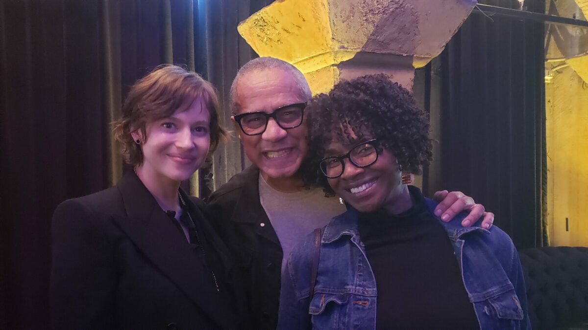 A atriz Lou de Laâge, esquerda na foto com este colunista e a esposa Rochelle, vive a bailarina Cheyenne no seriado