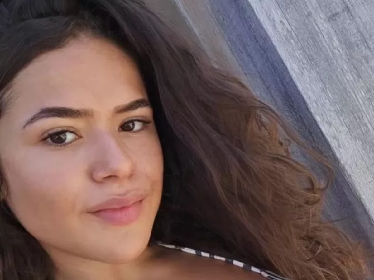 Maisa posa de biquíni durante tarde de yoga ao ar livre