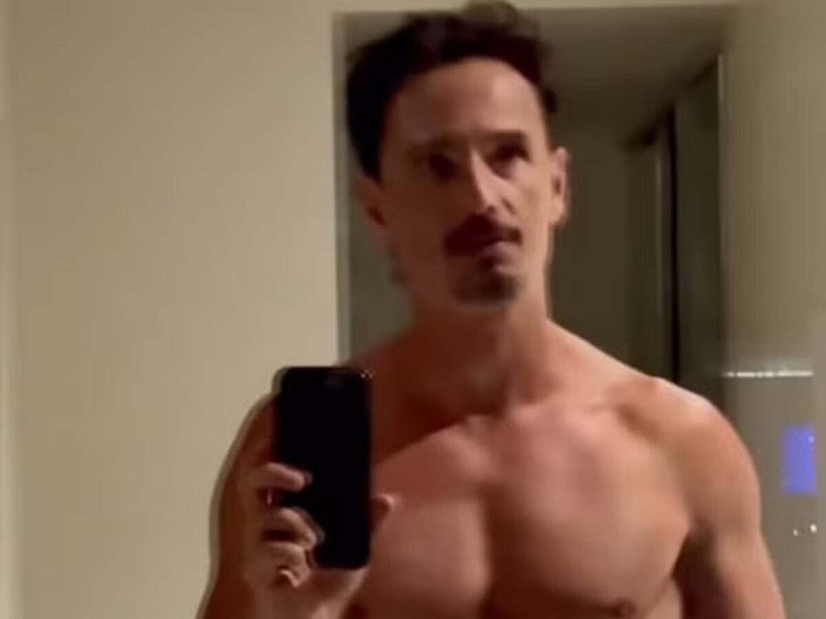 Rodrigo Santoro surge com 'shape' sarado em quarto na Austrália: 'Noite no futuro'