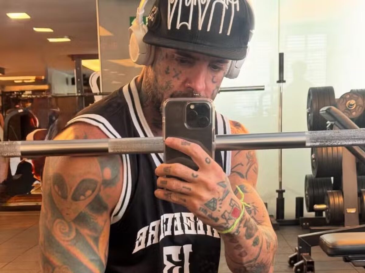 Sem camisa, Tico Santa Cruz impressiona ao mostrar resultado em mudança corporal