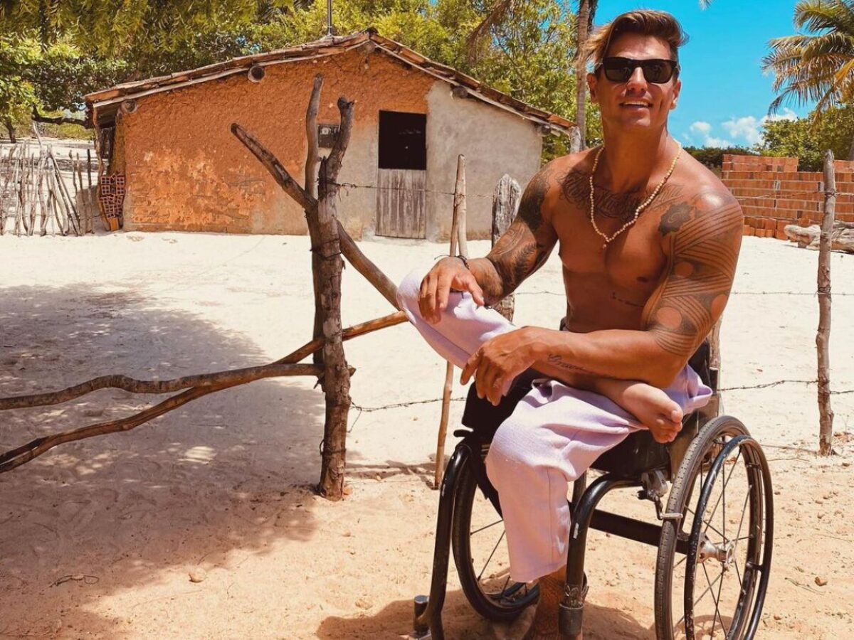 Após 14 anos, ex-bbb Fernando Fernandes caminha com ajuda de equipamento