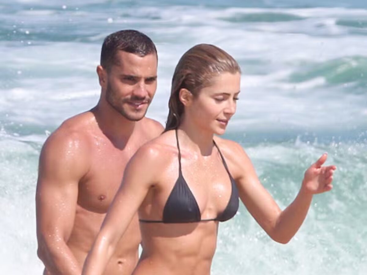 De biquíni, Jade Picon aproveita calor na praia ao lado de André Lamoglia