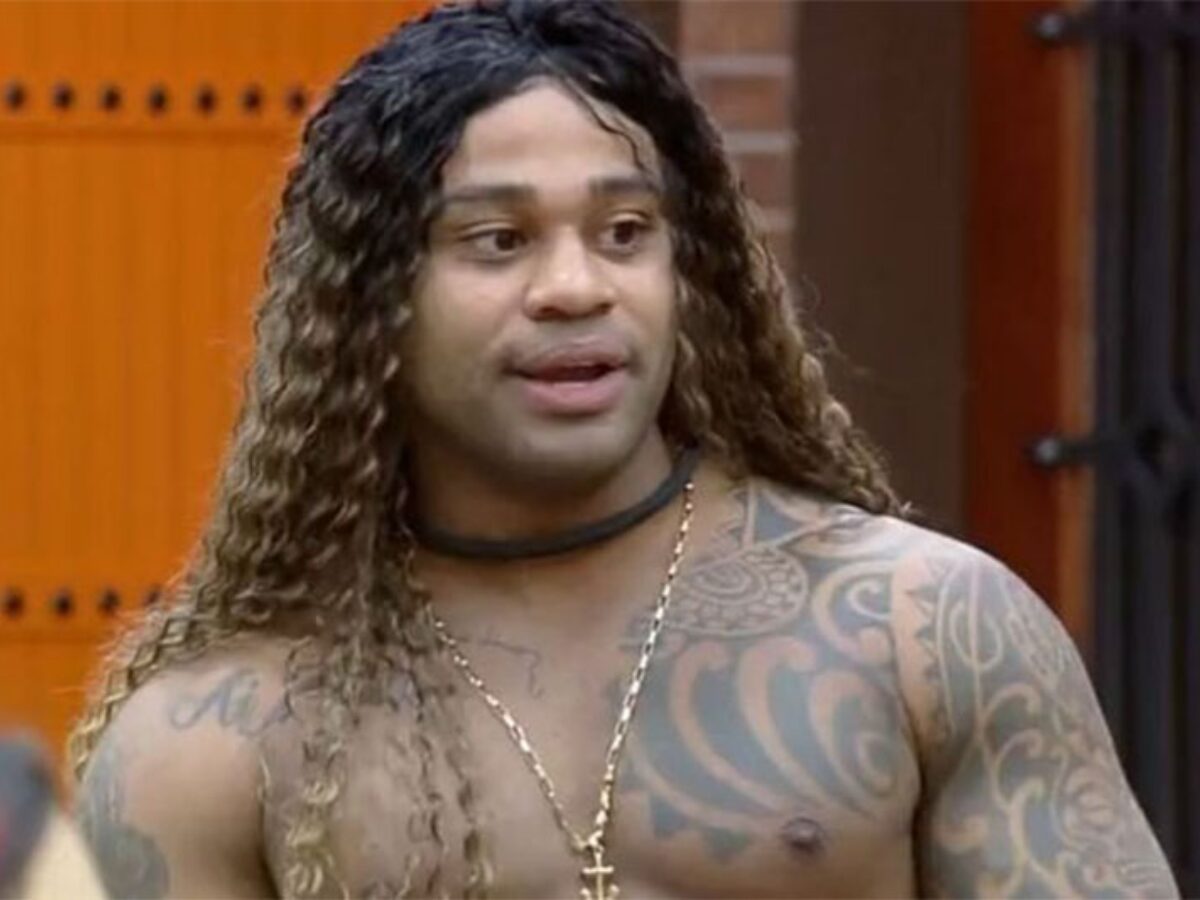 Ex-BBB Cezar Black volta a exercer a enfermagem: "Me sinto útil"