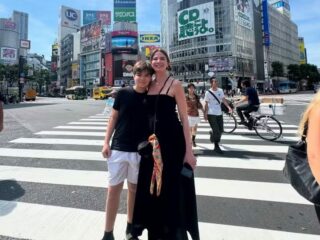 Luciana Gimenez viaja ao Japão com o filho caçula e se impressiona com preços