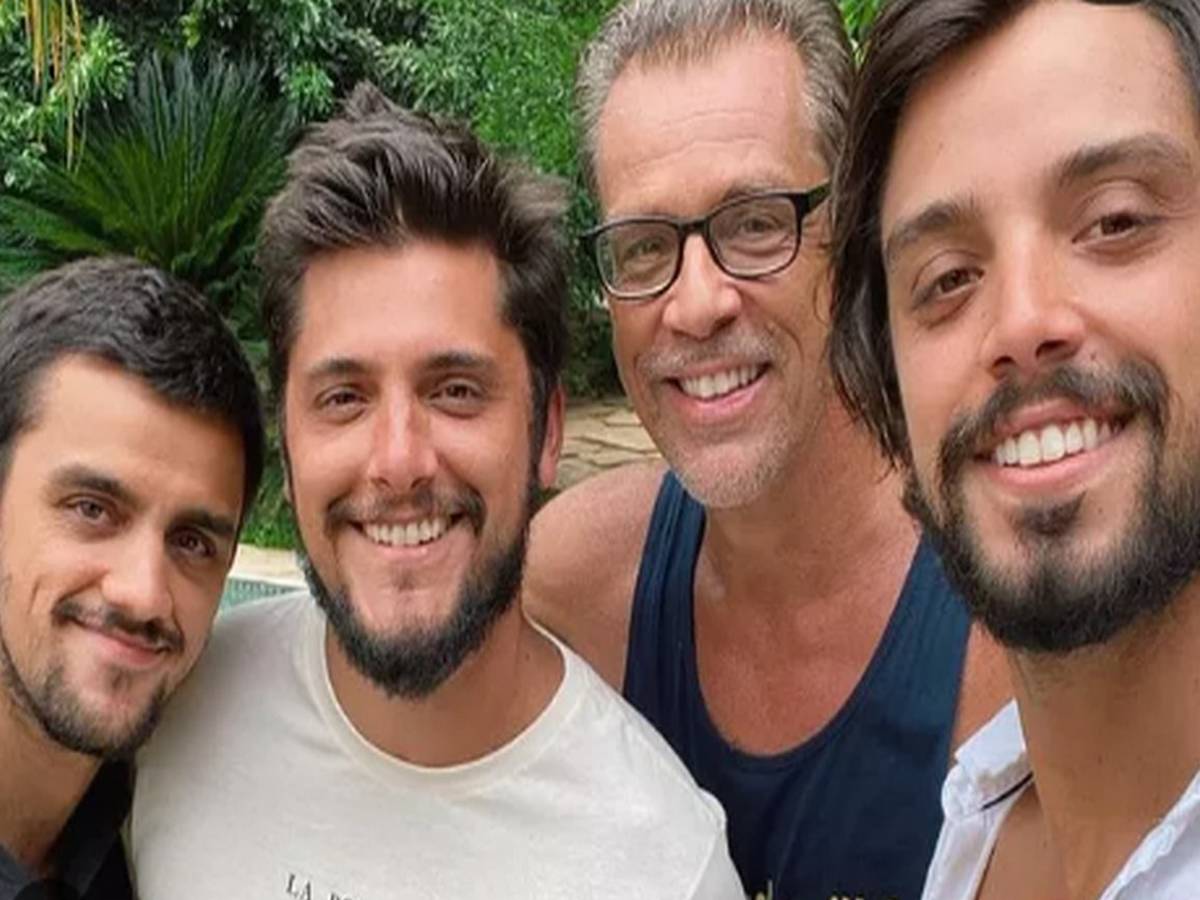 Beto Simas com os filhos, Felipe e Rodrigo Simas, e o enteado, Bruno Gissoni