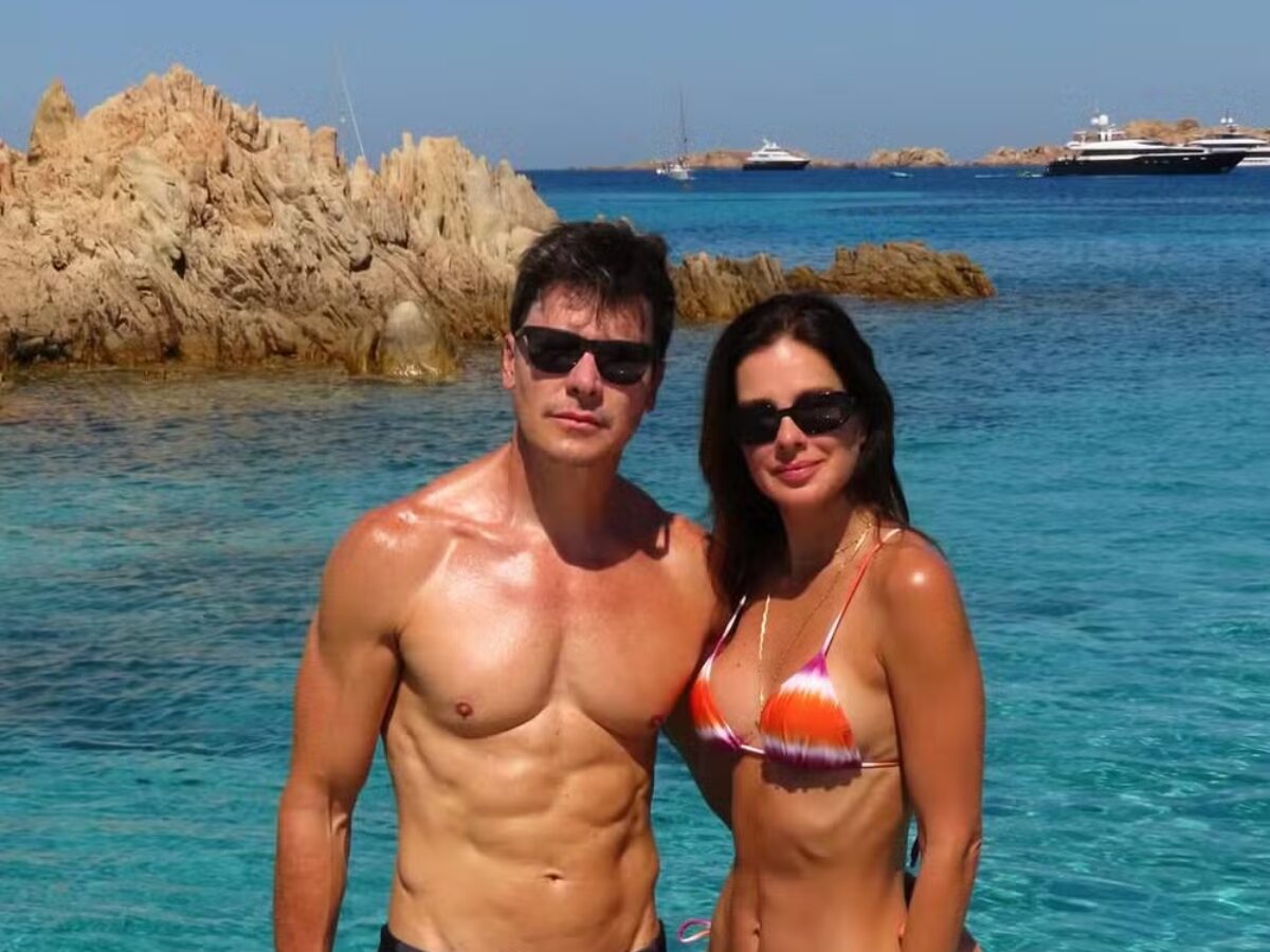 Rodrigo Faro e Vera Viel mostram corpos sarados em viagem à Sardenha