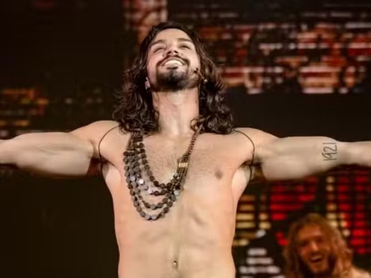 Rodrigo Simas fala sobre nu frontal em musical 'É bom quando autoestima está boa'